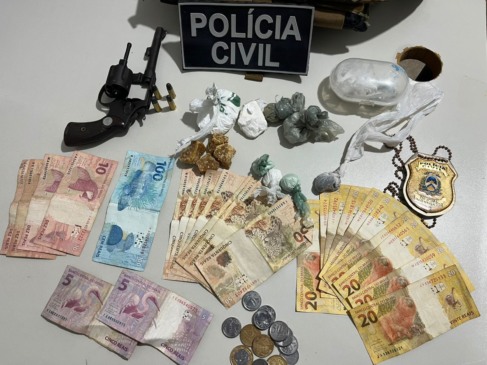  Arma de fogo, dinheiro e drogas apreendidas pela Polícia Civil durante ação em Miracema - Foto: DICOM SSP TO 