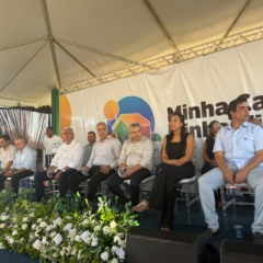Em entrega de casas em Porto Nacional, Ronivon relembra inf&acirc;ncia em barraco e diz que momento &eacute; o mais marcante de sua gest&atilde;o