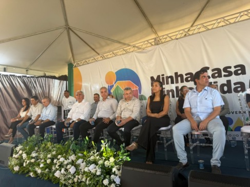 Em entrega de casas em Porto Nacional, Ronivon relembra infância em barraco e diz que momento é o mais marcante de sua gestão