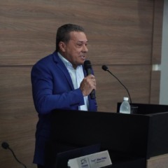 &ldquo;O vereador &eacute; o pol&iacute;tico mais importante do Brasil&rdquo;, afirma Vanderley Luxemburgo em discurso na C&acirc;mara de Dian&oacute;polis