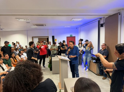 Ao entregar mais de 30 máquinas, Gaguim sobe o tom para defender sua atuação política: “Aqui não tem blábláblá não, tem muito trabalho”