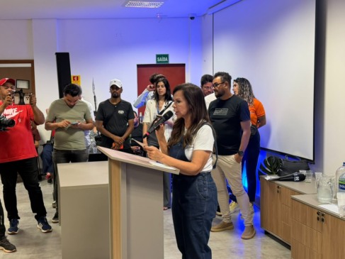 Prestigiada, Dorinha entrega mais de 80 máquinas para municípios e associações via Codevasf e alfineta: “Política não é para se dar bem, para fazer foto e dar tapinha nas costas”
