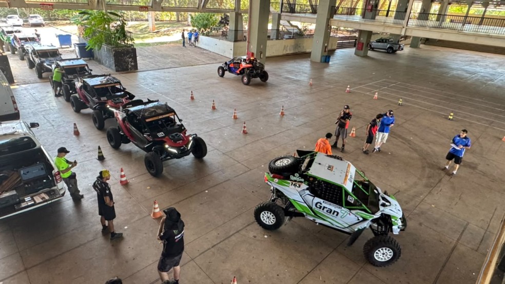 UTVs do Rally Jalapão passaram por conferência na tarde desta terça, 16 - Foto: Josiane Mendes UTVs do Rally Jalapão passaram por conferência na tarde desta terça, 16 - Foto: Josiane Mendes