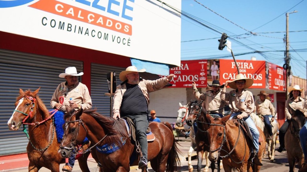 Na Cavalgada de Araguaína, Carlesse destaca geração de empregos e fortalecimento da economia tocantinense Na Cavalgada de Araguaína, Carlesse destaca geração de empregos e fortalecimento da economia tocantinense