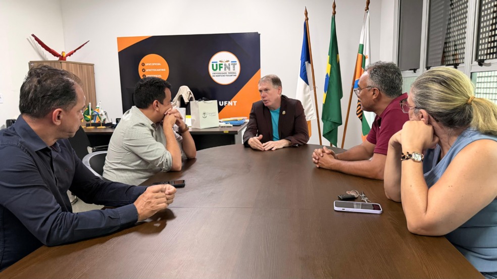 Fábio Vaz assume compromisso com emendas para universidades públicas em agenda na UFNT Fábio Vaz assume compromisso com emendas para universidades públicas em agenda na UFNT