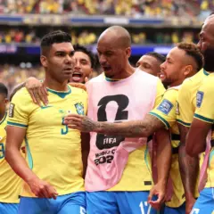 Com gol nos acr&eacute;scimos, Brasil vira contra Jap&atilde;o e avan&ccedil;a &agrave;s oitavas em vit&oacute;ria emocionante