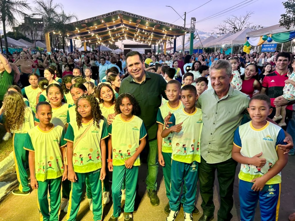 O deputado também acompanhou os alunos vestidos com novos uniformes escolares, fruto de sua atuação municipalista - Foto: Glauber de Oliveira O deputado também acompanhou os alunos vestidos com novos uniformes escolares, fruto de sua atuação municipalista - Foto: Glauber de Oliveira