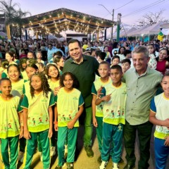  O deputado tamb&eacute;m acompanhou os alunos vestidos com novos uniformes escolares, fruto de sua atua&ccedil;&atilde;o municipalista - Foto: Glauber de Oliveira
