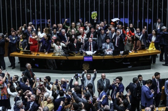 Após um mês parada, PEC da escala 6x1 entra em debate no Senado