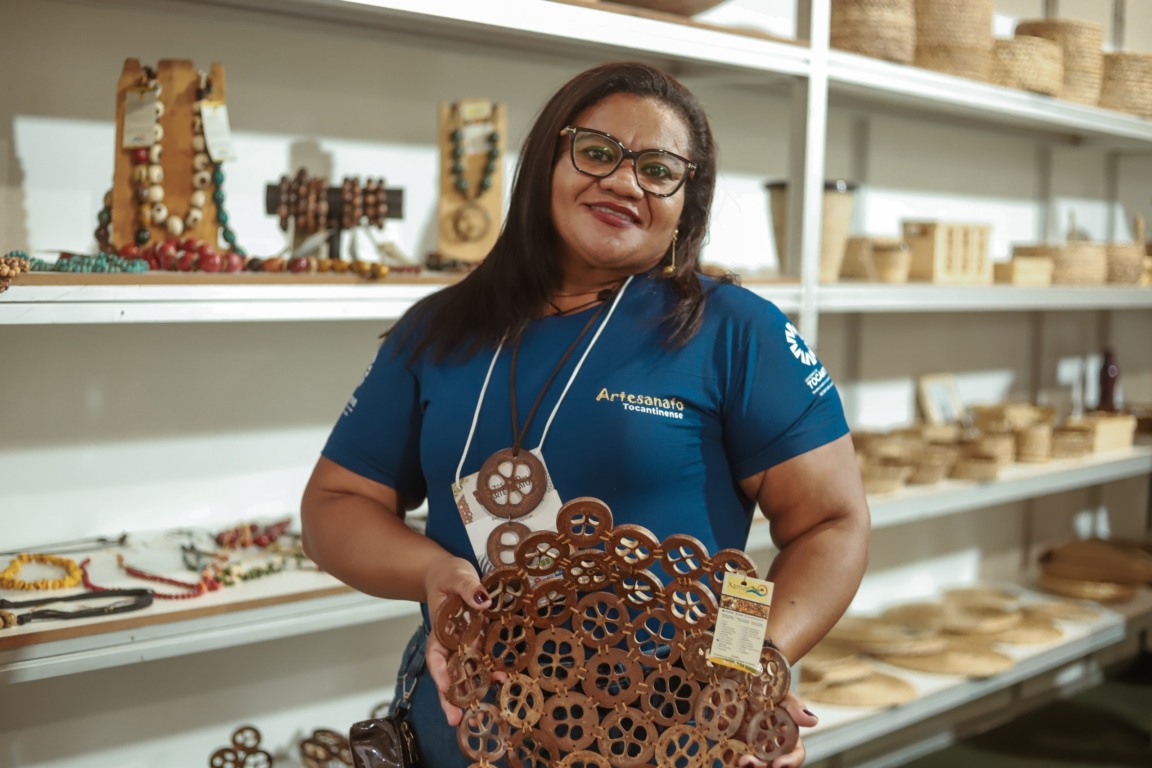 Artesã tocantinense expõe peça feita com babaçu no 17º Salão do Artesanato, em Brasília — Foto: Kadu Souza/Governo do Tocantins Artesã tocantinense expõe peça feita com babaçu no 17º Salão do Artesanato, em Brasília — Foto: Kadu Souza/Governo do Tocantins