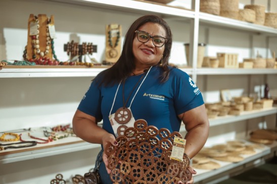 Artesã tocantinense expõe peça feita com babaçu no 17º Salão do Artesanato, em Brasília — Foto: Kadu Souza/Governo do Tocantins