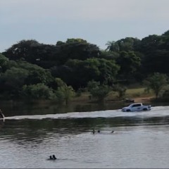 Motoristas precisaram usar trator para retirar caminhonete da &aacute;gua &mdash; Foto: Divulga&ccedil;&atilde;o/Formoso Alerta