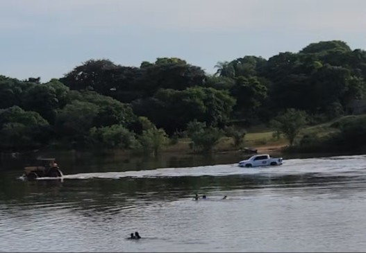 Motoristas precisaram usar trator para retirar caminhonete da água — Foto: Divulgação/Formoso Alerta