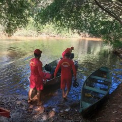 Bombeiros encontraram mochila, rede e dois c&atilde;es &agrave;s margens de rio. &mdash; Foto: Divulga&ccedil;&atilde;o/Corpo de Bombeiros