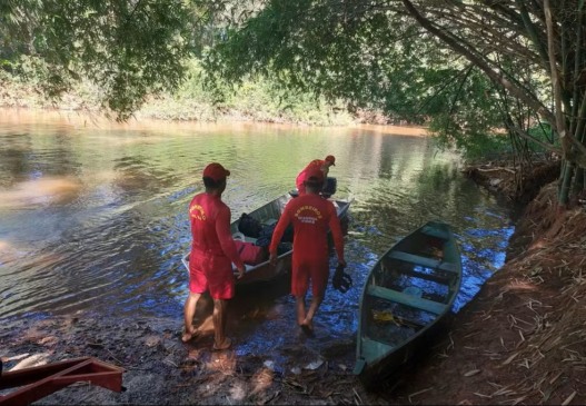Bombeiros encontraram mochila, rede e dois cães às margens de rio. — Foto: Divulgação/Corpo de Bombeiros