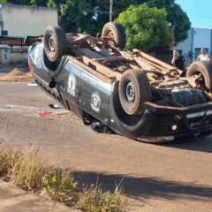 Viatura da Pol&iacute;cia Penal capota ap&oacute;s colis&atilde;o em cruzamento no sul de Palmas