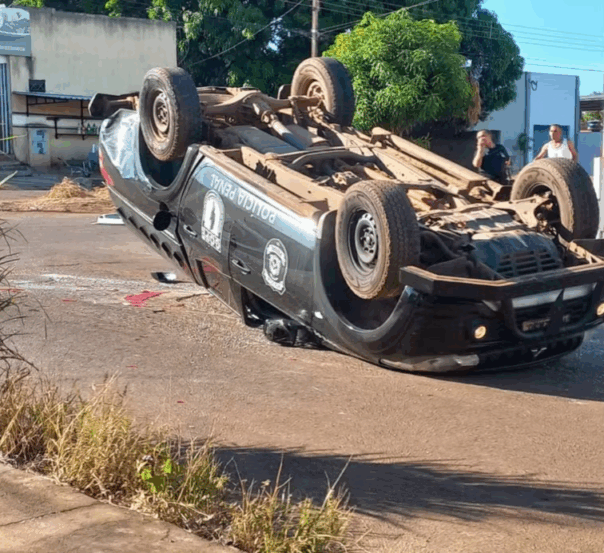 Viatura da Polícia Penal capota após colisão em cruzamento no sul de Palmas