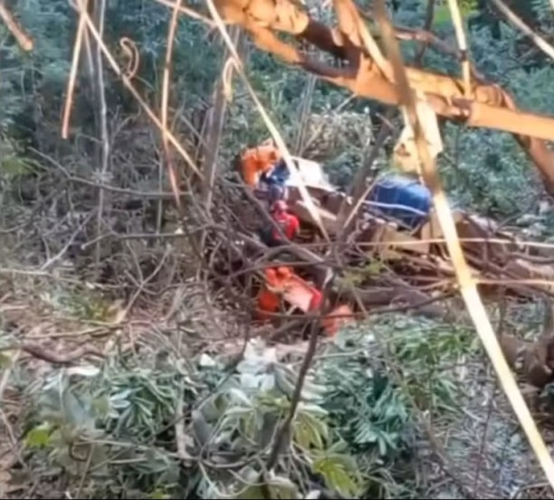 Acidente envolveu três pessoas e veículo desceu a ribanceira da pista — Foto: Reprodução/Taquaruçu Notícias