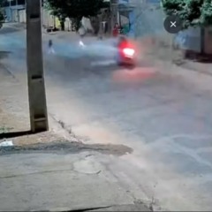 Imagens mostram momento em que ela corre para a pista &mdash; Foto: Reprodu&ccedil;&atilde;o/Tv Anhnaguera