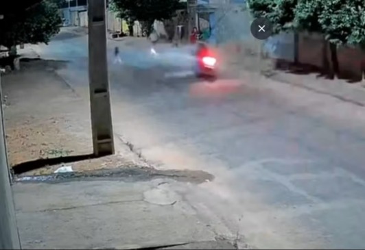 Imagens mostram momento em que ela corre para a pista — Foto: Reprodução/Tv Anhnaguera