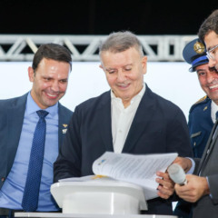 Assinatura da nova Lei realizada pelo prefeito Eduardo Siqueira Campos e Comandante-Geral da GMP, Gilmar Fernandes Cunha &mdash; Cr&eacute;dito da foto: Regiane Rocha