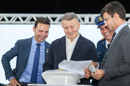 Assinatura da nova Lei realizada pelo prefeito Eduardo Siqueira Campos e Comandante-Geral da GMP, Gilmar Fernandes Cunha — Crédito da foto: Regiane Rocha