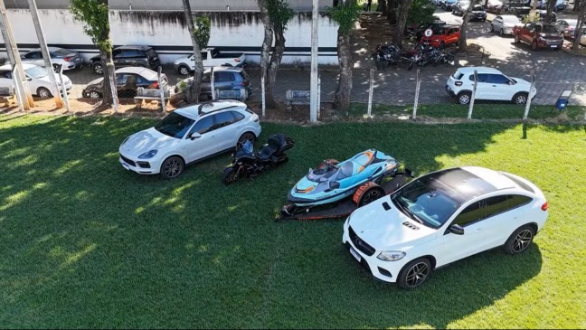 Veículos de luxo foram apreendidos durante a Operação Dolos — Foto: José Domingos/PCGO