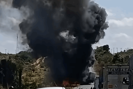 Dois motoristas morrem carbonizados após colisão entre caminhões na BR-153