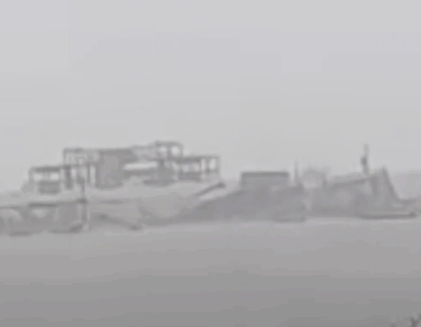 Temporal destrói estruturas e espalha barracas na Praia da Gaivota; VÍDEO