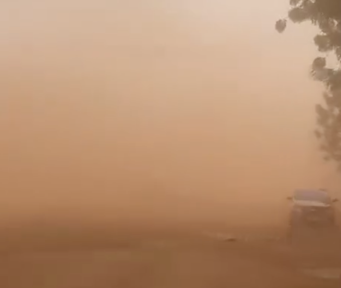 Rajada de vento levanta cortina de poeira e assusta motoristas em pátio de triagem de Colinas Rajada de vento levanta cortina de poeira e assusta motoristas em pátio de triagem de Colinas