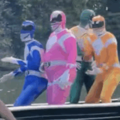 Power Rangers de canoa viralizam ao distribuir bebidas e animar turistas em praias do Rio Tocantins