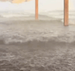 Temporal fora de &eacute;poca surpreende turistas na Praia de Pau d'Arco e v&iacute;deo repercute nas redes sociais