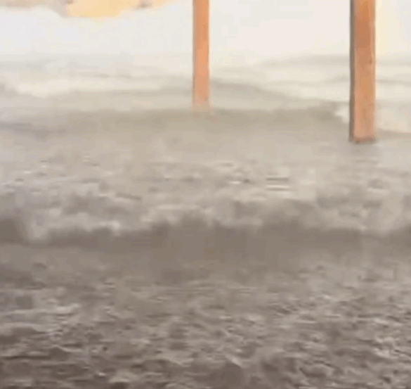 Temporal fora de época surpreende turistas na Praia de Pau d'Arco e vídeo repercute nas redes sociais