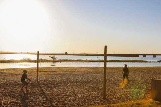 Praias de Palmas recebem torneios esportivos e aulas de dança durante período de férias