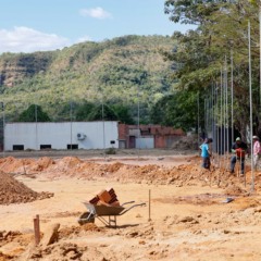 Obras do Complexo Esportivo de Taquaru&ccedil;u avan&ccedil;am com constru&ccedil;&atilde;o de campo society e quadra de areia