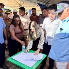 Representando o secret&aacute;rio de Estado da Sa&uacute;de, Carlos Felinto, a chefe de gabinete da SES-TO, D&eacute;bora Okabaiashi, participou da assinatura da ordem de servi&ccedil;o para a constru&ccedil;&atilde;o do Hospital da Mulher e Maternidade de Araguatins - Foto: Bruno Lacerda/Governo do Tocantins