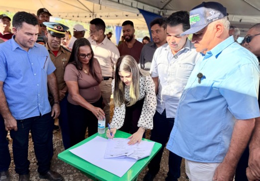 Representando o secretário de Estado da Saúde, Carlos Felinto, a chefe de gabinete da SES-TO, Débora Okabaiashi, participou da assinatura da ordem de serviço para a construção do Hospital da Mulher e Maternidade de Araguatins - Foto: Bruno Lacerda/Governo do Tocantins