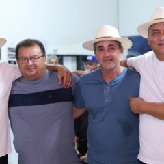 Prest&iacute;gio e articula&ccedil;&atilde;o: Coronel Barbosa re&uacute;ne governador, senador, deputados, prefeitos e centenas de amigos em sua casa na Praia da Raposa