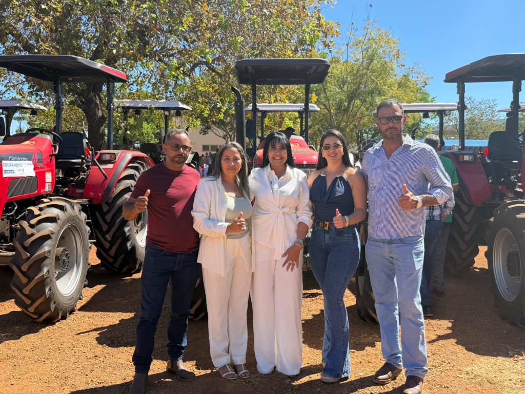 Deputada Janad Valcari entrega trator para Monte Santo e reforça apoio à agricultura familiar Deputada Janad Valcari entrega trator para Monte Santo e reforça apoio à agricultura familiar
