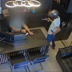 C&acirc;mera de seguran&ccedil;a mostra suspeito apontando arma para v&iacute;tima. &mdash; Foto: Reprodu&ccedil;&atilde;o/TV Anhanguera