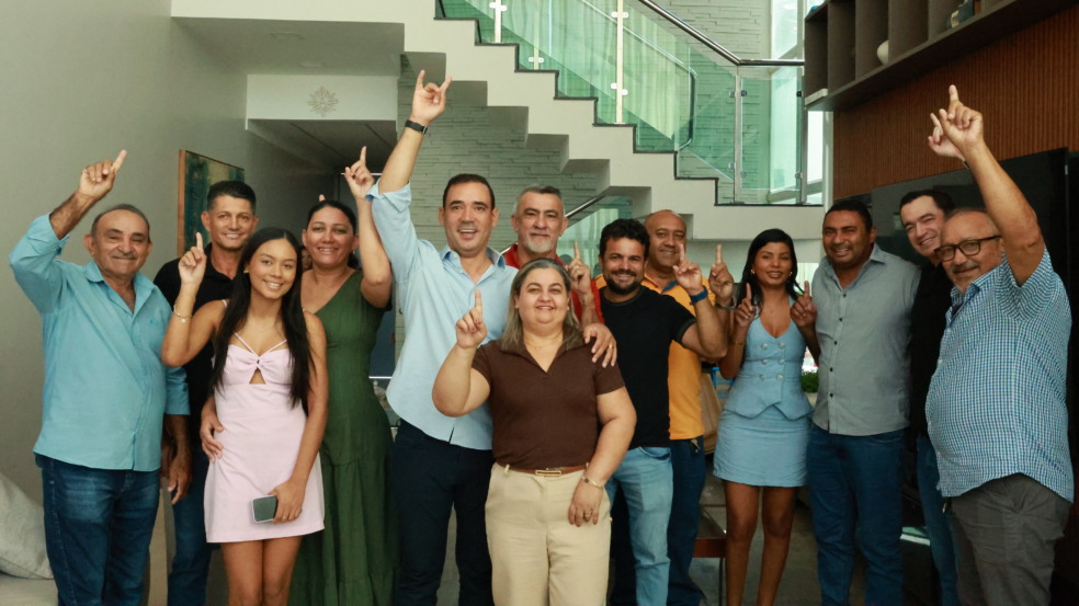 Vicentinho recebe apoio do vice-prefeito, presidente da Câmara e vereadores de Silvanópolis Vicentinho recebe apoio do vice-prefeito, presidente da Câmara e vereadores de Silvanópolis