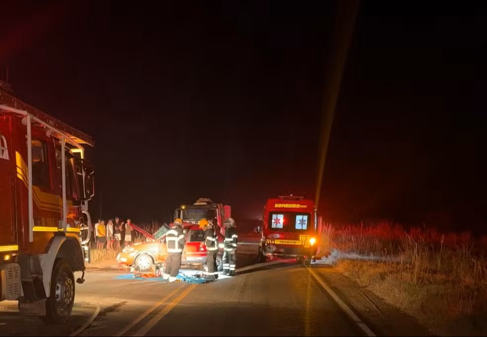 Colisão em trevo deixa um morto e um ferido na zona rural de Araguatins (TO) — Foto: Divulgação/ Corpo de Bombeiros Colisão em trevo deixa um morto e um ferido na zona rural de Araguatins (TO) — Foto: Divulgação/ Corpo de Bombeiros