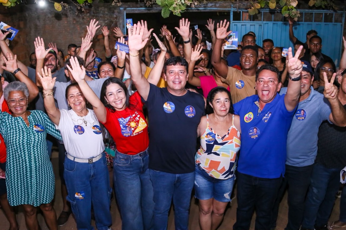 Alfredo Júnior reúne apoiadores em inauguração de comitê e adesivaço em Palmas Alfredo Júnior reúne apoiadores em inauguração de comitê e adesivaço em Palmas