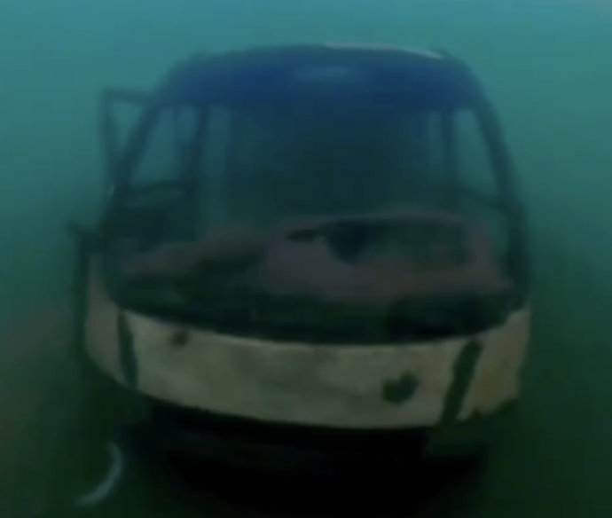 A 9 metros de profundidade, mergulho revela estruturas e até micro-ônibus no fundo do Lago de Palmas A 9 metros de profundidade, mergulho revela estruturas e até micro-ônibus no fundo do Lago de Palmas