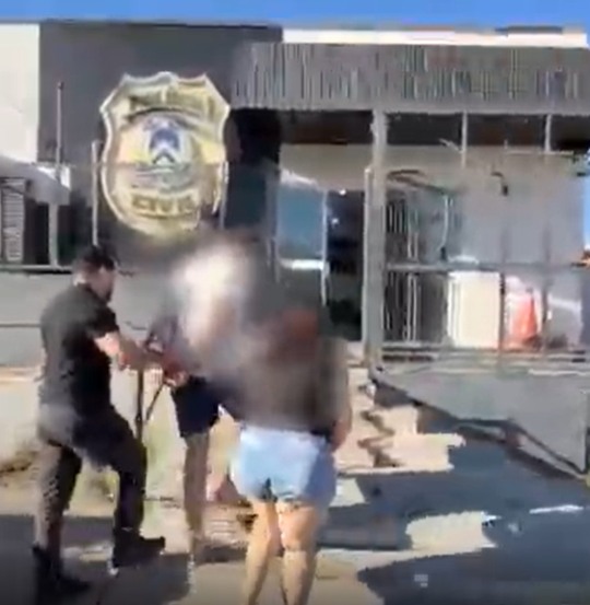 Mãe e filho são presos por suspeita de tráfico de drogas em Paraíso