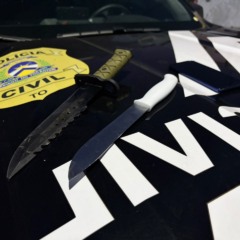 Facas foram apreendidas com o suspeito do crime - Foto: Divulga&ccedil;&atilde;o PCTO