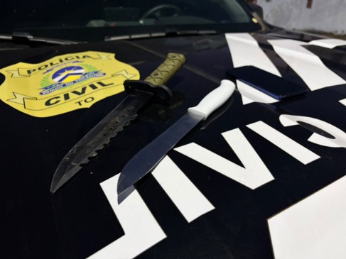 Facas foram apreendidas com o suspeito do crime - Foto: Divulgação PCTO