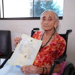 Dona Francisca com a Certid&atilde;o de Nascimento, documento que s&oacute; chegou ap&oacute;s mais de um s&eacute;culo de vida - Foto: Rafael Batista/Comunica&ccedil;&atilde;o DPE-TO