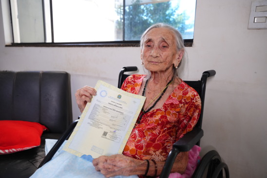 Dona Francisca com a Certidão de Nascimento, documento que só chegou após mais de um século de vida - Foto: Rafael Batista/Comunicação DPE-TO