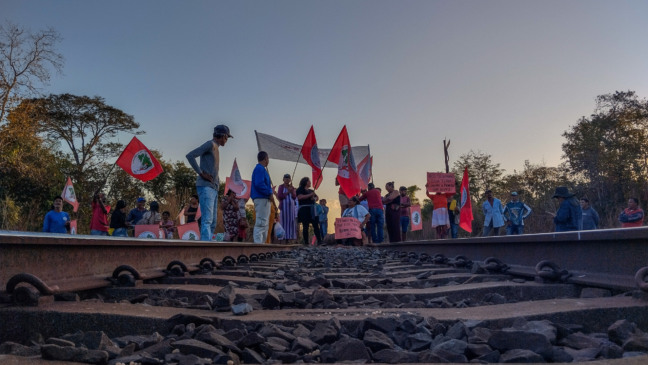 Camponeses bloqueiam Ferrovia Norte-Sul e cobram do Governo Federal a conclusão de assentamento no Tocantins